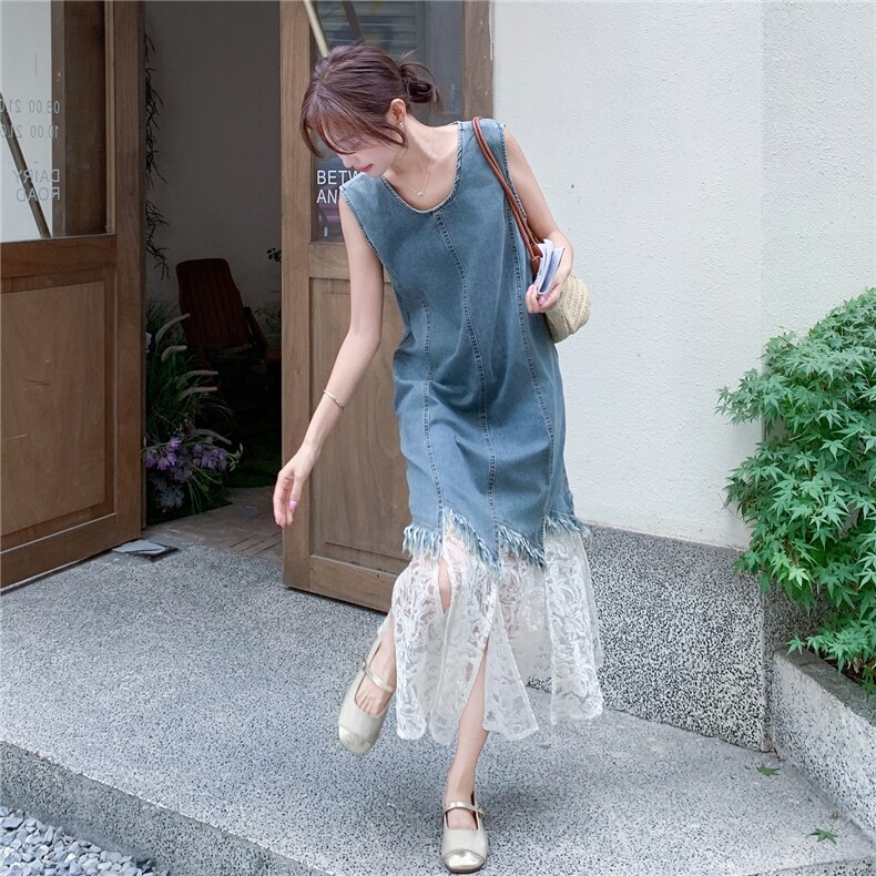 浅蓝色设计感牛仔连衣裙女2025夏季新款气质轻熟风蕾丝拼接背心裙图片