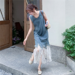 浅蓝色设计感牛仔连衣裙女2025夏季新款气质轻熟风蕾丝拼接背心裙图片