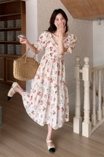 现货：25年法式气质高级感方领碎花连衣裙2C135-5062P135K198，女装连衣裙，2C135