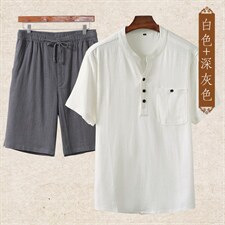 白色上衣＋深灰短裤