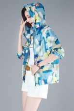 2022年夏季薄款宽松型抽象印花防嗮服外套，女装防晒衣，依倍林