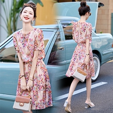 碎花连衣裙女2025年夏季新款小个子洋气时髦收腰显瘦中长款A裙子，女装连衣裙，美沁