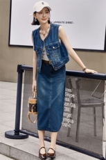 高品质欧货2024夏季新款做旧水洗牛仔马甲上衣后开叉半身裙套装女，女装套装/套裙，江南女神