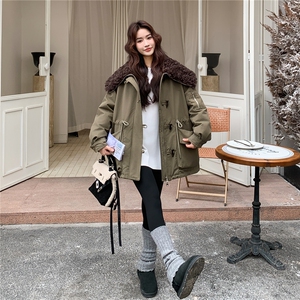 羊羔毛大翻领派克服女2025冬白鸭绒韩版宽松加厚保暖牛角扣羽绒服图片