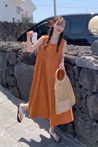 橘色无袖背心连衣裙女2024夏气质法式设计感小众压褶露背宽松长裙图片