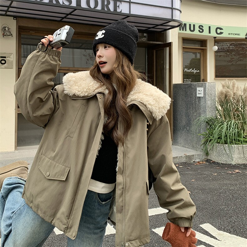 韩系超好看军绿色羊羔毛翻领派克服女冬季羽绒服6121P265K398,女装羽绒服,维壹