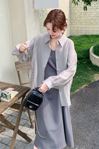 灰色防晒衬衫吊带连衣裙套装女夏2025新款显瘦赫本风绝美爆款长裙图片