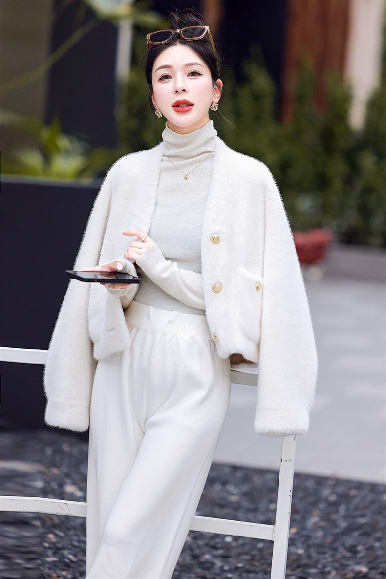 现货新款2025冬季皮毛一体时髦V领显瘦小外套轻奢百搭保暖毛毛女,女装棉衣/棉服,意芙