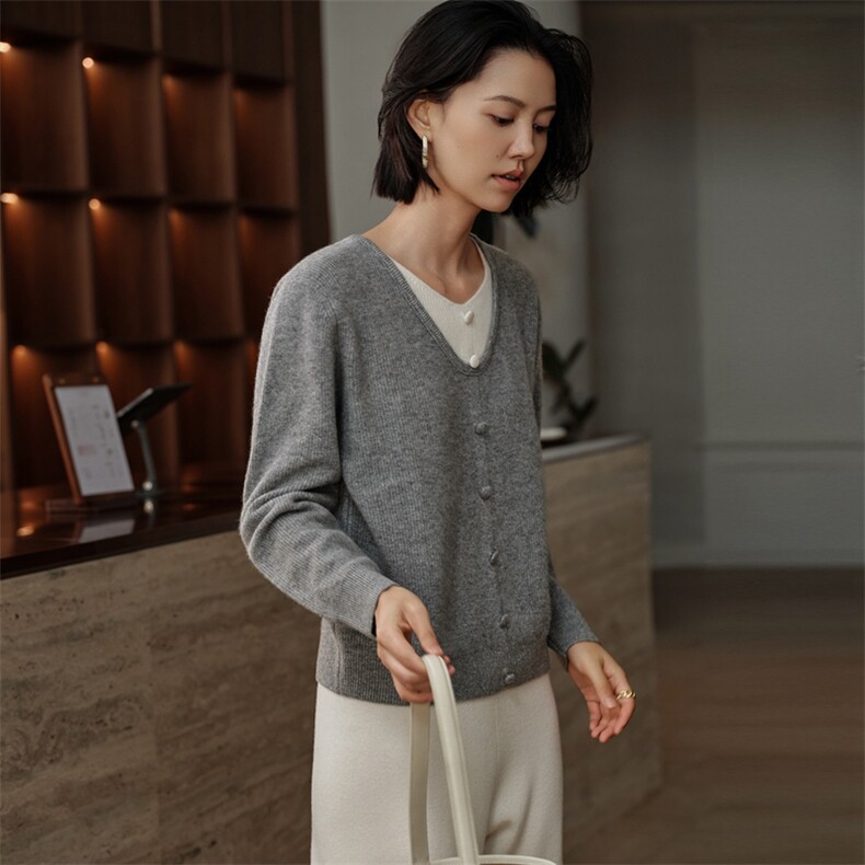 2025秋冬新款女羊绒衫100%纯山羊绒假两件厚款套衫V领简约羊绒衫图片