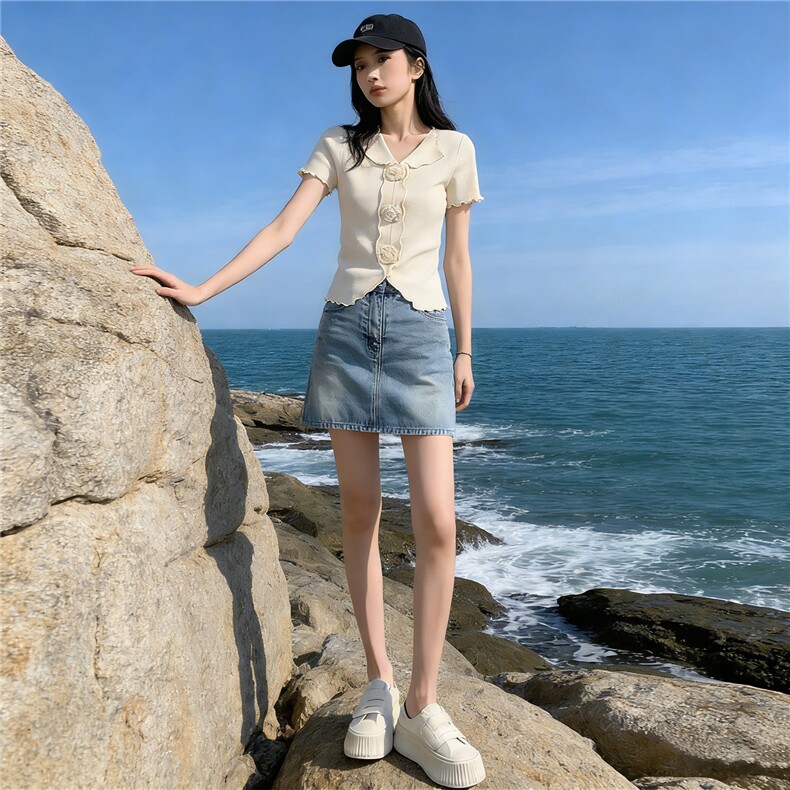 高级感时尚减龄套装女夏V领立体花朵短袖上衣蓝色牛仔短裙两件套图片