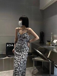 设计感吊带连衣裙图片