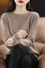 2024秋新款时尚潮流圆领羊毛衫修身显瘦百搭紫色针织衫，女装羊毛衫，亿东羊绒