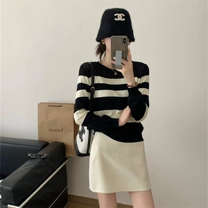 时尚百搭休闲条纹圆领针织衫优雅显瘦尽显女性魅力图片