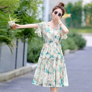 甜美减龄碎花连衣裙女2025夏新款气质V领小个子收腰显瘦印花裙子图片