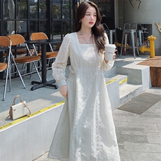 早秋长袖连衣裙女2025新款方领气质女神范温柔风米白色刺绣初恋裙，女装连衣裙，浙宝305