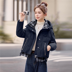 现货2025时尚格纹拼接假两件套连帽百搭潮流白鸭绒羽绒服，女装羽绒服，卡杰菲