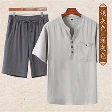 浅灰上衣＋深灰短裤