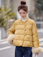现货2026新中式气质优雅提花真狐狸毛时尚减龄白鹅绒羽绒服，女装羽绒服，火爆靓佳人