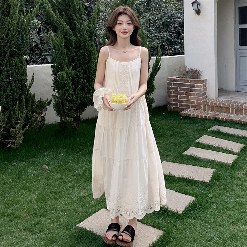 2025夏季法式新款米色少女感蕾丝绣花连衣裙女甜美减龄收腰吊带裙,女装连衣裙,2C273