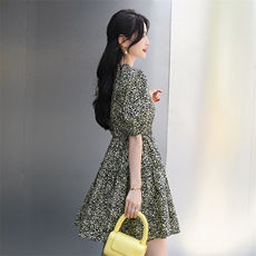 时尚气质碎花连衣裙女宽松收腰套头小清新裙子2025夏泡泡袖大摆裙，女装连衣裙，美沁