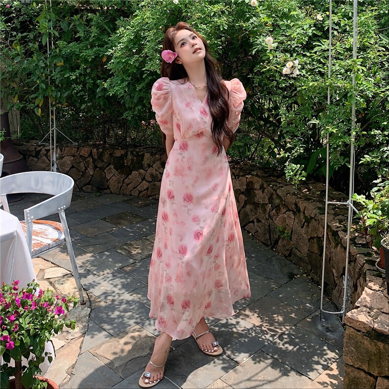 法式温柔风显瘦复古碎花设计感泡泡袖长裙女夏2025粉色v领连衣裙,女装连衣裙,2D045