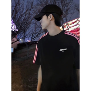 抖音得物品质二开240克宽松纯棉美式潮牌印花三条杠中性风短袖T恤图片