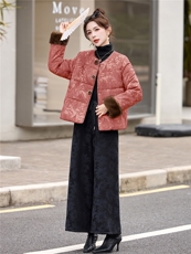 现货2025年新款羽绒服女复古新中式提花套装女加厚加绒休闲阔腿裤，女装羽绒服，璐依舞
