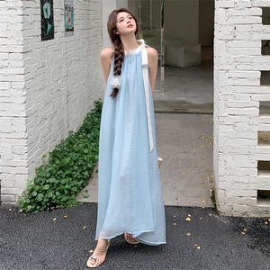 法式无袖挂脖连衣裙女2025夏季新款气质高级感绝美超仙度假风长裙图片