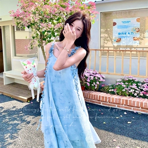 浅蓝色网纱拼接连衣裙女夏季2025法式超仙立体花朵肩带设计吊带裙图片