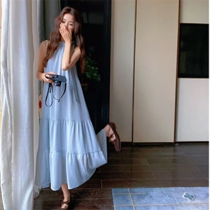 海边度假风浪漫挂脖长裙女2025新款夏季森系条纹超仙大摆型连衣裙图片