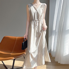 夏季缎面真丝V领无袖连衣裙女收腰亮丝吊带长裙海边度假过膝裙子，女装连衣裙，圣丽羊绒