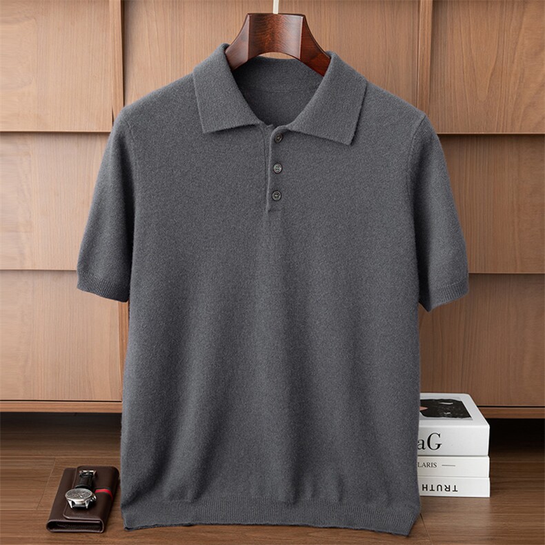 2025年夏季衬衫领修身型不连帽常规款青春流行短袖，男装T恤，伊雪娇羊绒