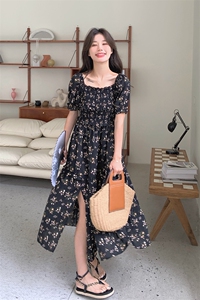 法式温柔风碎花连衣裙女2025新款夏季优雅开叉设计收腰显瘦小黑裙图片