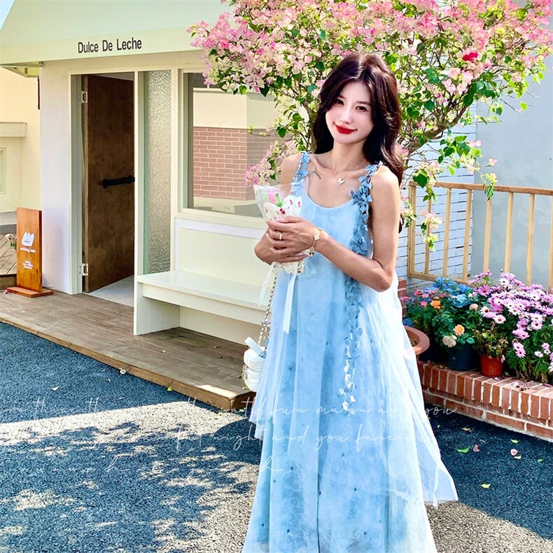 浅蓝色网纱拼接连衣裙女夏季2025法式超仙立体花朵肩带设计吊带裙，女装连衣裙，千寻