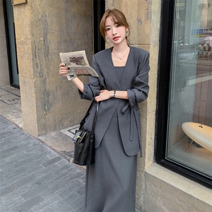 灰色轻熟风西装套装裙女2024秋季新款高级感吊带裙气质显瘦两件套图片