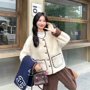 杏色皮毛一体外套女秋冬超火好看高级小众加绒加厚短款羊羔毛夹克图片