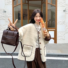 杏色皮毛一体外套女秋冬超火好看高级小众加绒加厚短款羊羔毛夹克，女装皮草，2C029
