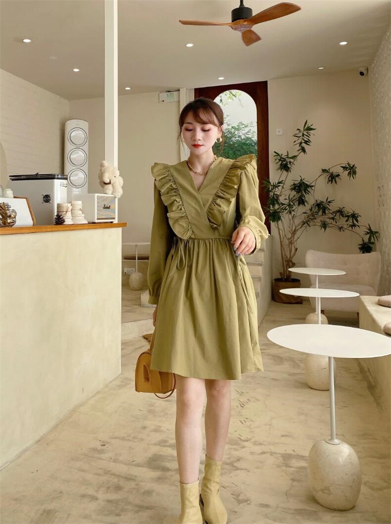 V领荷叶边连衣裙，女装连衣裙，Balance Studio