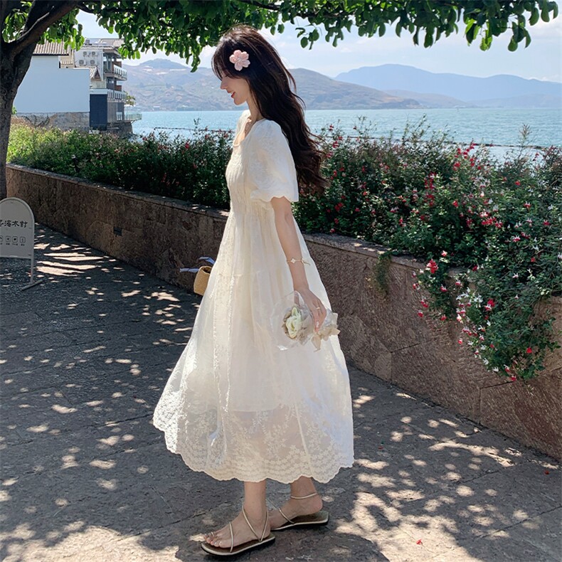白色蕾丝刺绣泡泡袖连衣裙女夏季2025新款法式压褶收腰显瘦长裙潮,女装连衣裙,莘蕾