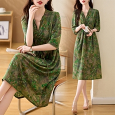 2025年夏季新款印花高级感穿搭时尚百搭通勤连衣裙，女装连衣裙，多彩