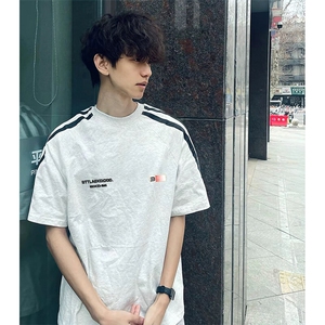 抖音得物品质二开240克宽松纯棉美式潮牌印花三条杠中性风短袖T恤图片