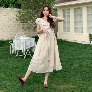 茶歇法式刺绣v领连衣裙女2025夏新款设计感森系复古收腰显瘦长裙图片