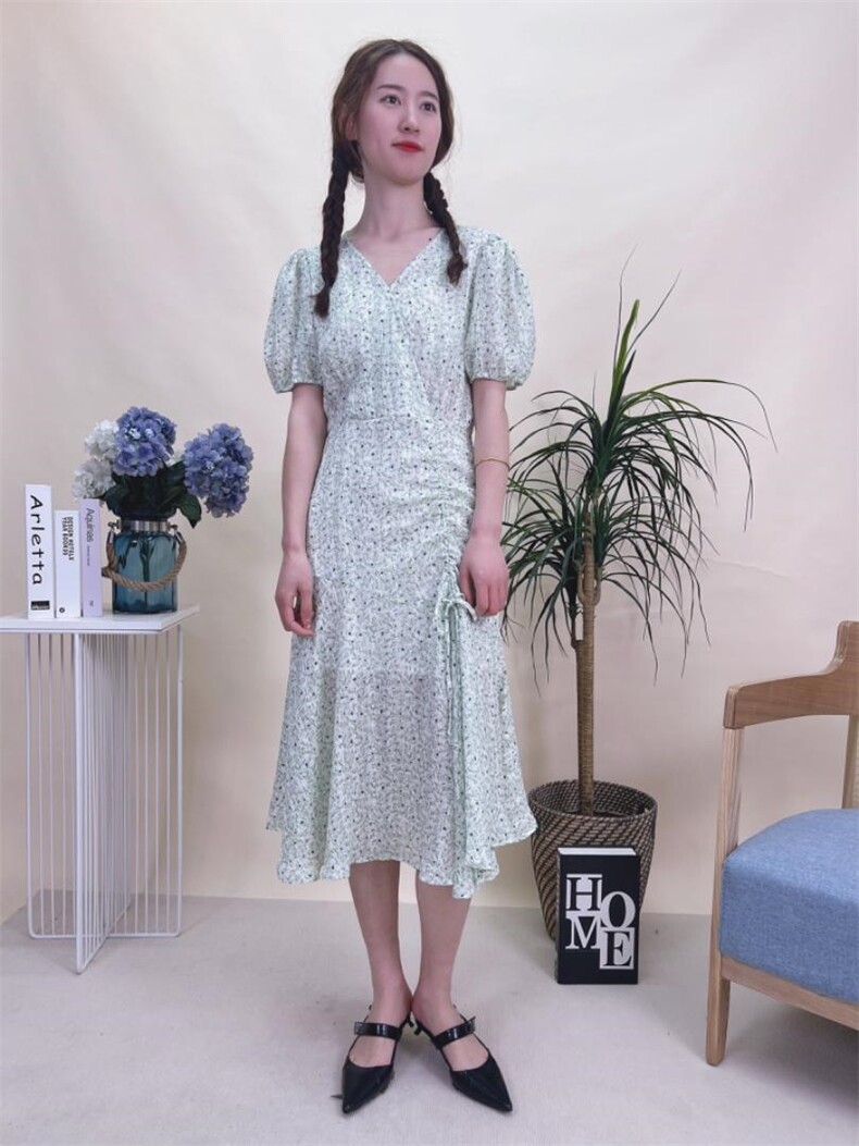 现货夏季新款肌理面料碎花连衣裙，女装连衣裙，蘑小菇