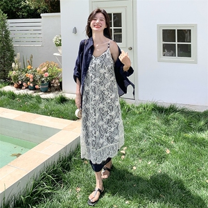 巨好看蕾丝刺绣吊带连衣裙套装女2025夏新款藏青色防晒衬衫两件套图片