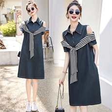 现货2025新款夏季韩版露肩牛仔连衣长裙拼接条纹披肩修身显瘦裙，女装连衣裙，三木叶子