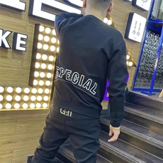 黑色