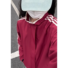 酒红色