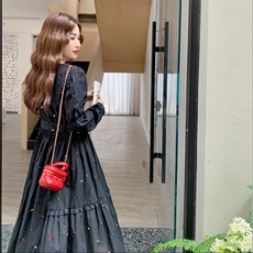 高级感茶歇法式黑色V领长袖连衣裙女春秋超火好看波点收腰长裙子，女装连衣裙，2C056