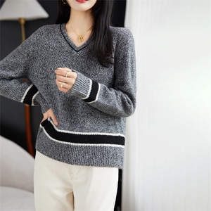 时尚潮流2024年秋冬季新款V领花纱拼色羊毛衫，女装羊毛衫，丽特绒