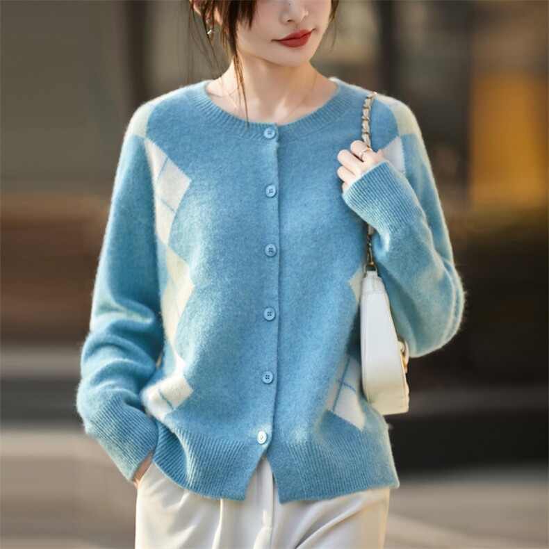 2025年秋季通勤常规时尚百搭通勤简约休闲菱形格拼色开衫，女装羊毛衫，昭美羊绒